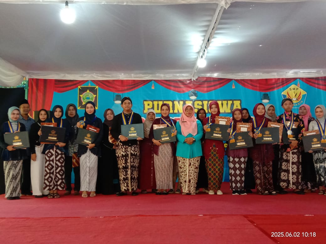 Penyerahan Penghargaan Untuk Murid Berprestasi